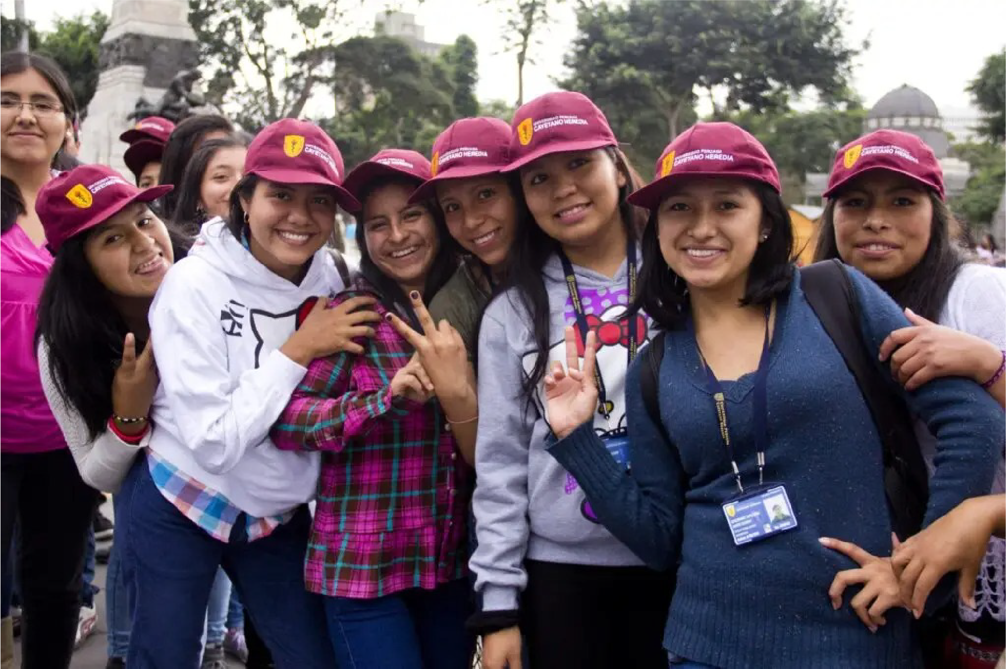 grupo-de-jovenes-mujeres-con-gorra-universidad-peruana-cayetano-heredia